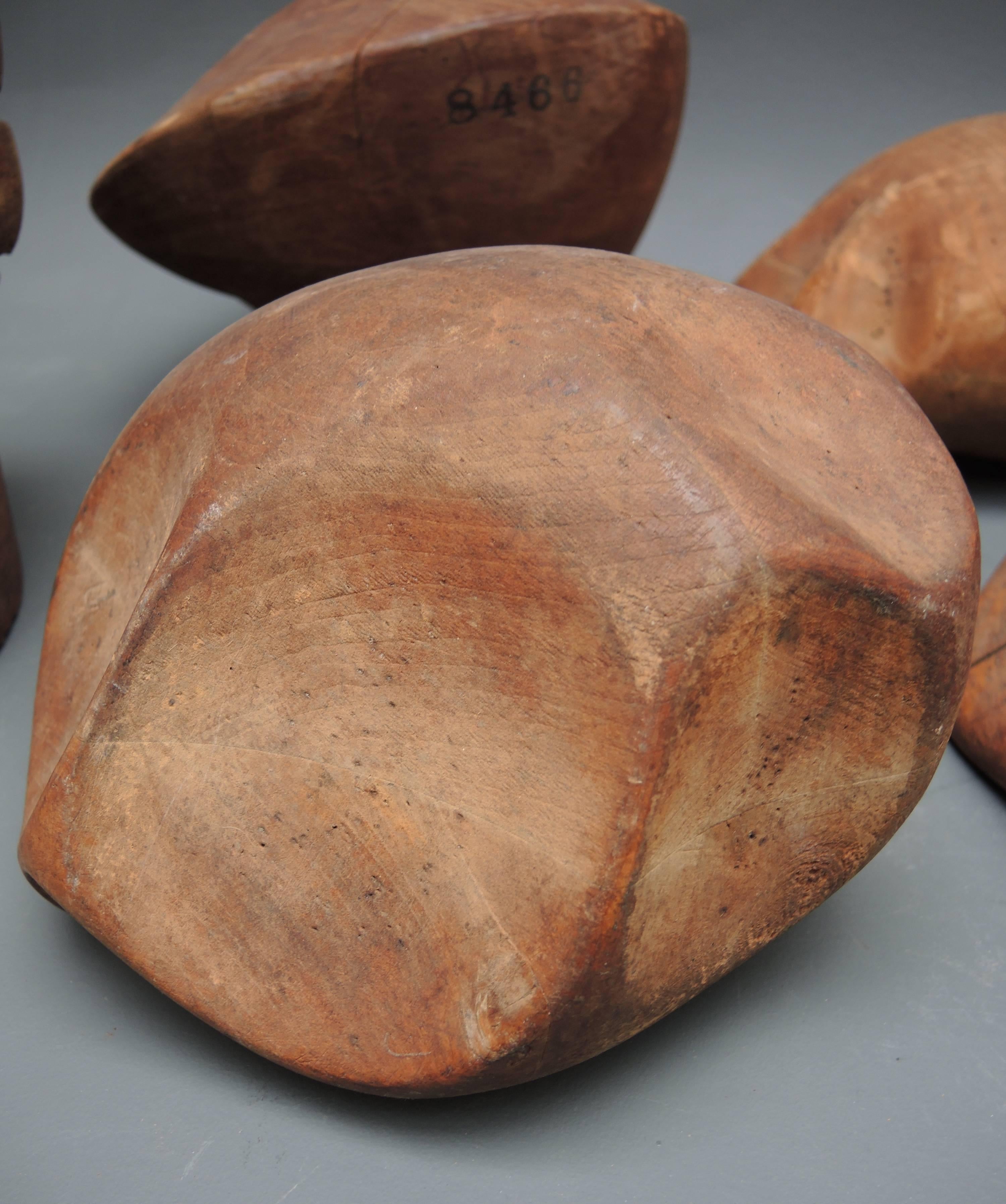 Collection of Six French Wood Milliner Hat Block Forms For Berets Circa 1920 In Good Condition For Sale In Antwerp, BE