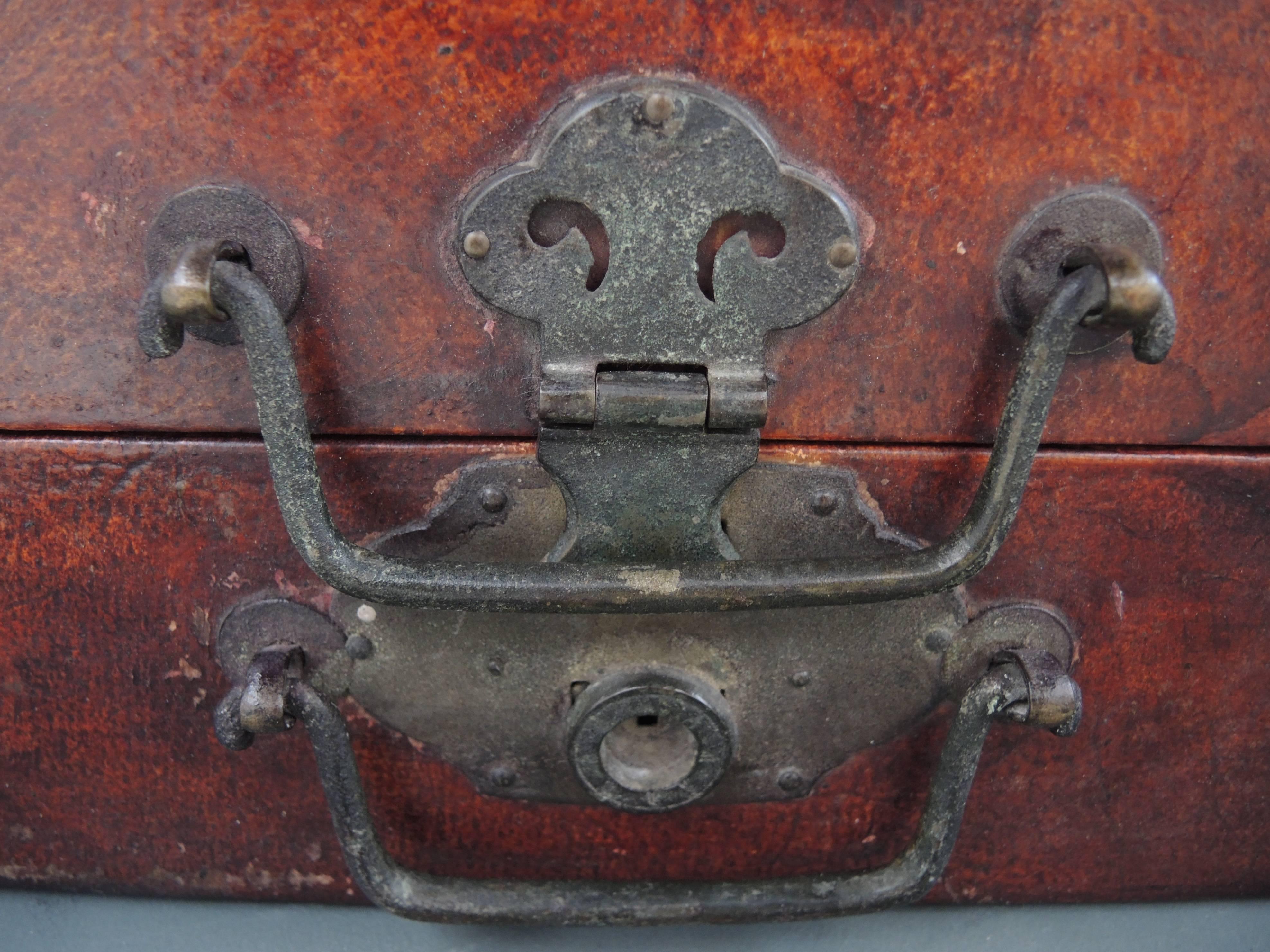 Antique Chinese Red Lacquered Wood and Goatskin Suitcase with Bronze Mounts In Good Condition In Antwerp, BE