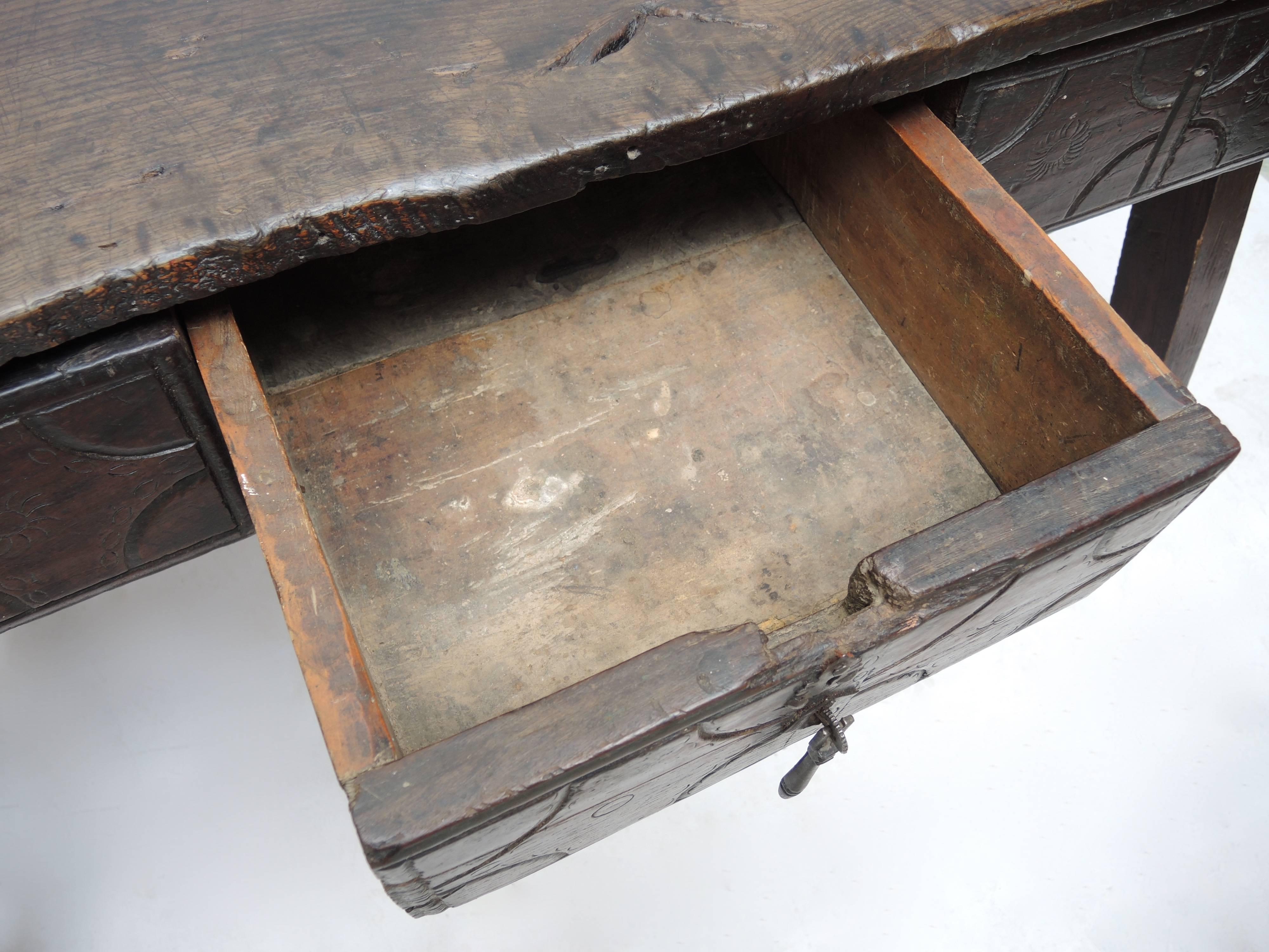 Period 17th Century Spanish Baroque Chestnut Trestle Table (18. Jahrhundert und früher) im Angebot