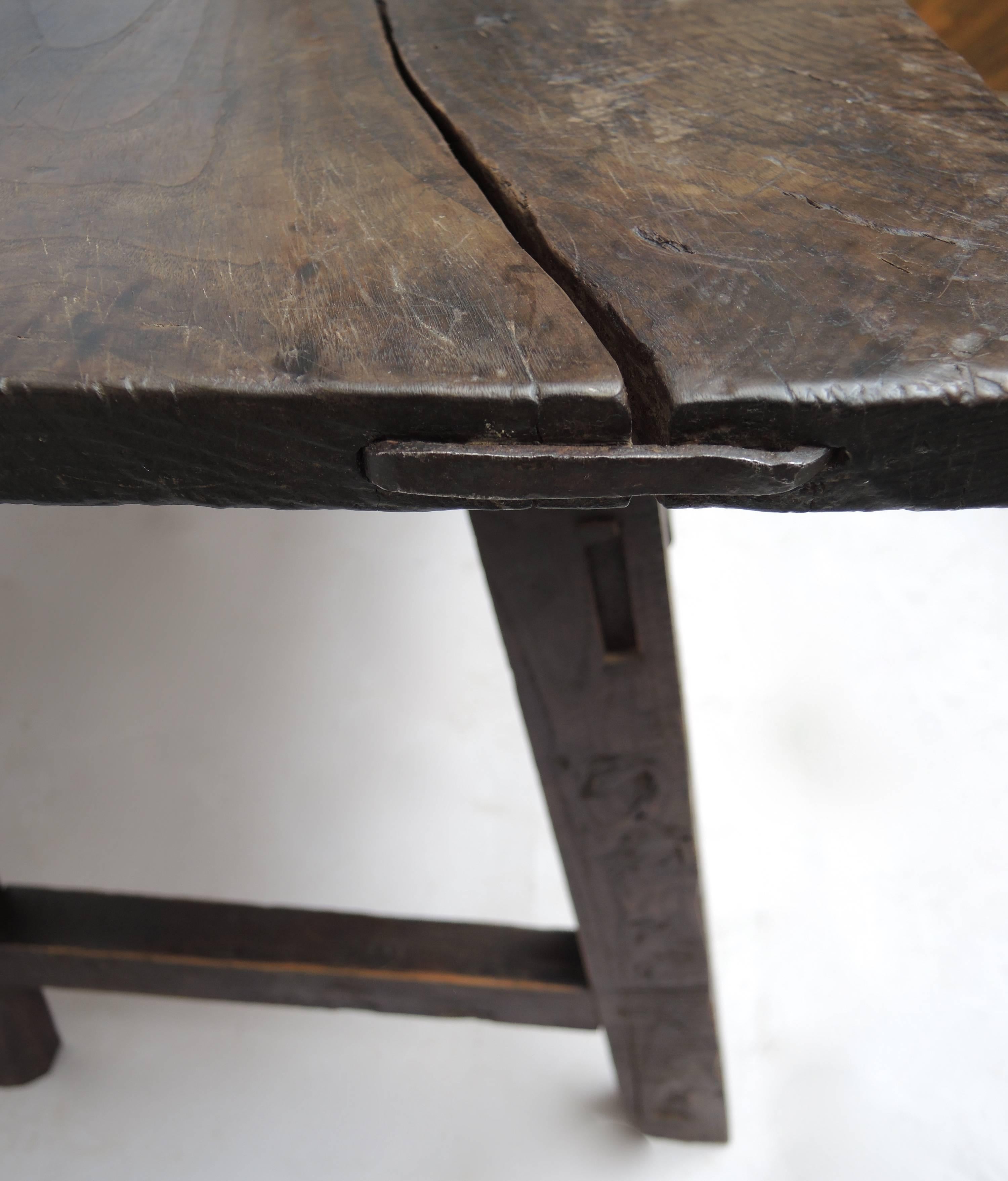 Period 17th Century Spanish Baroque Chestnut Trestle Table (Kastanienholz) im Angebot