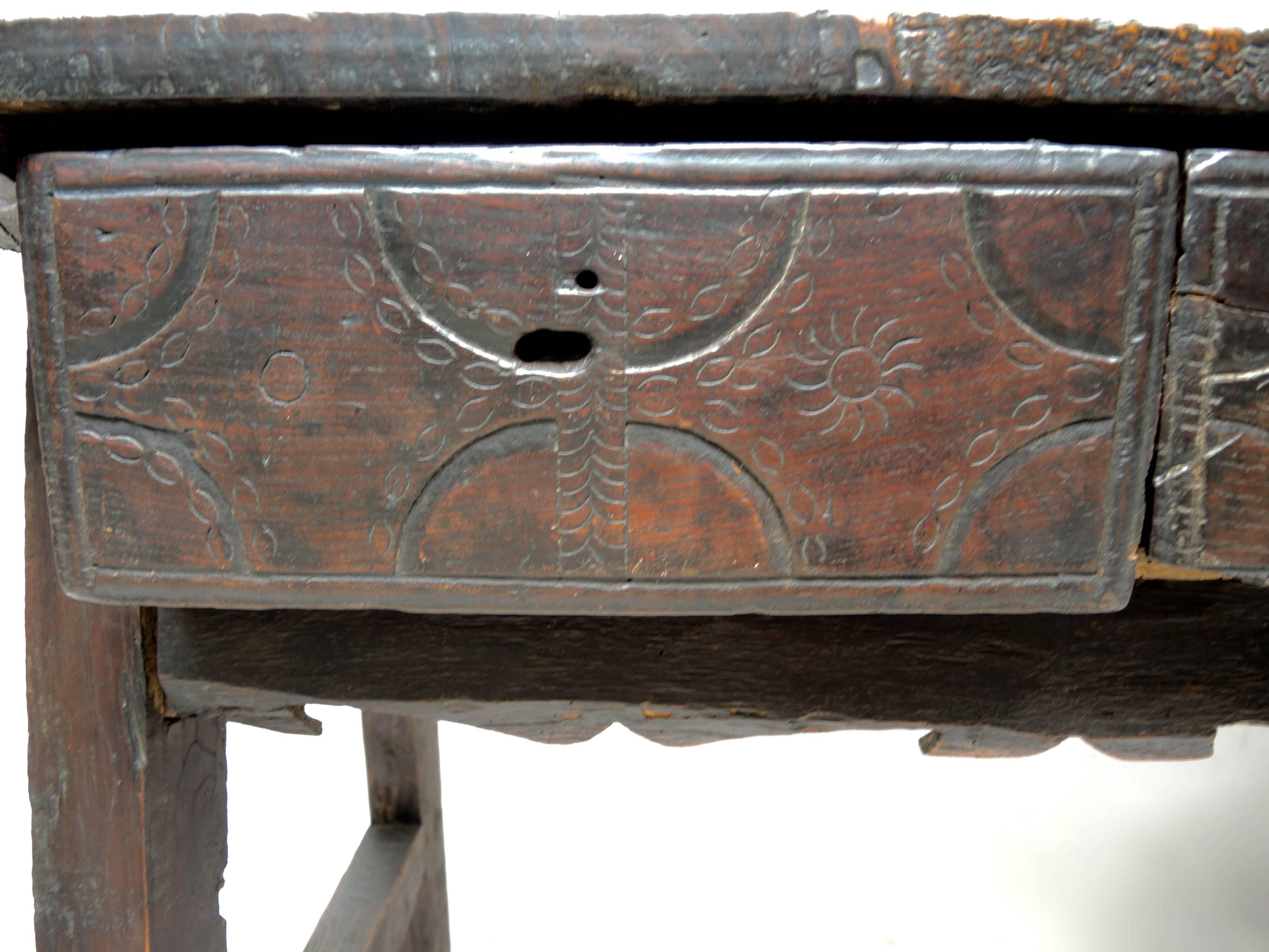 Period 17th Century Spanish Baroque Chestnut Trestle Table In Good Condition For Sale In Antwerp, BE