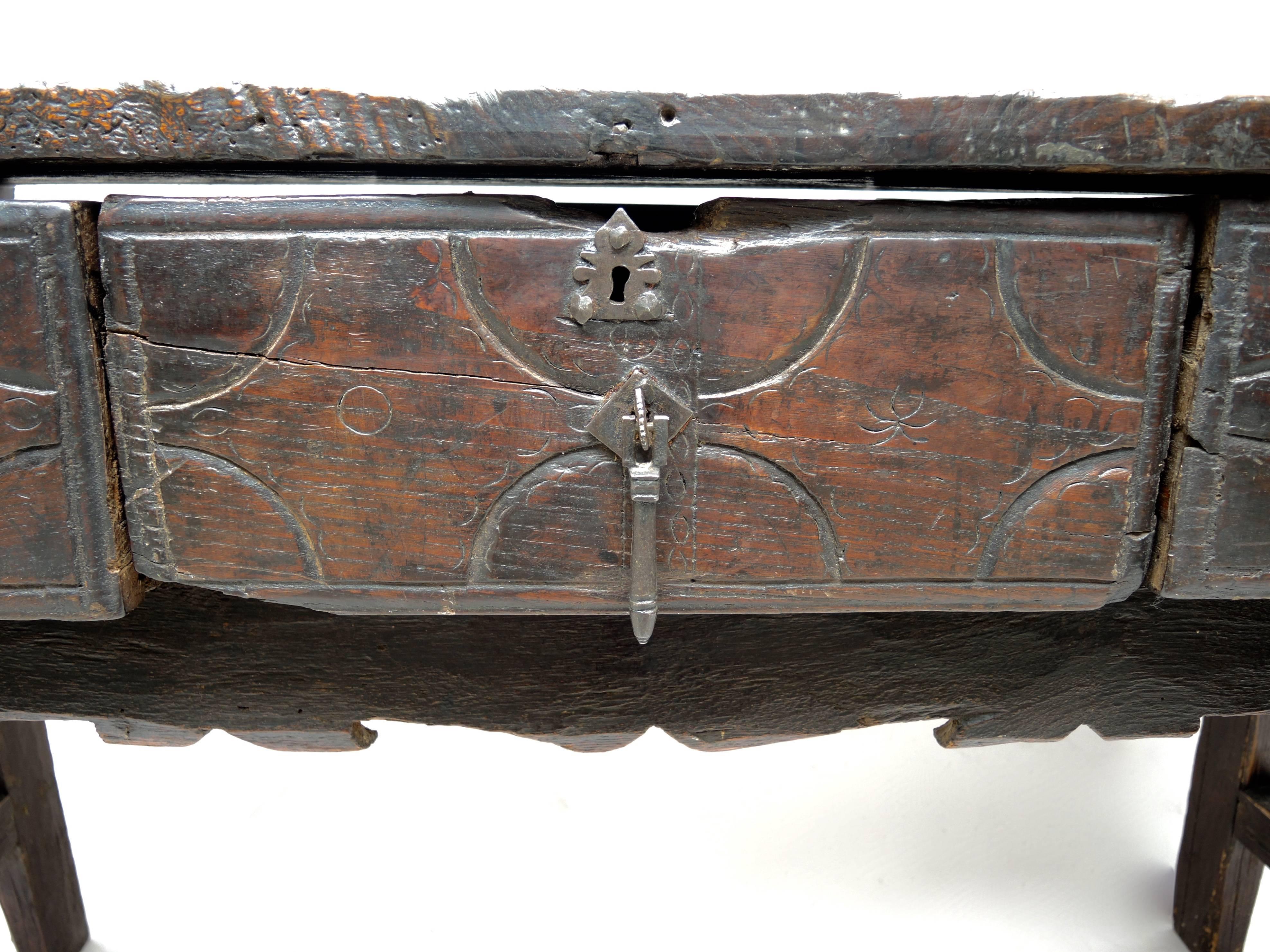 Period 17th Century Spanish Baroque Chestnut Trestle Table (Spanisch) im Angebot