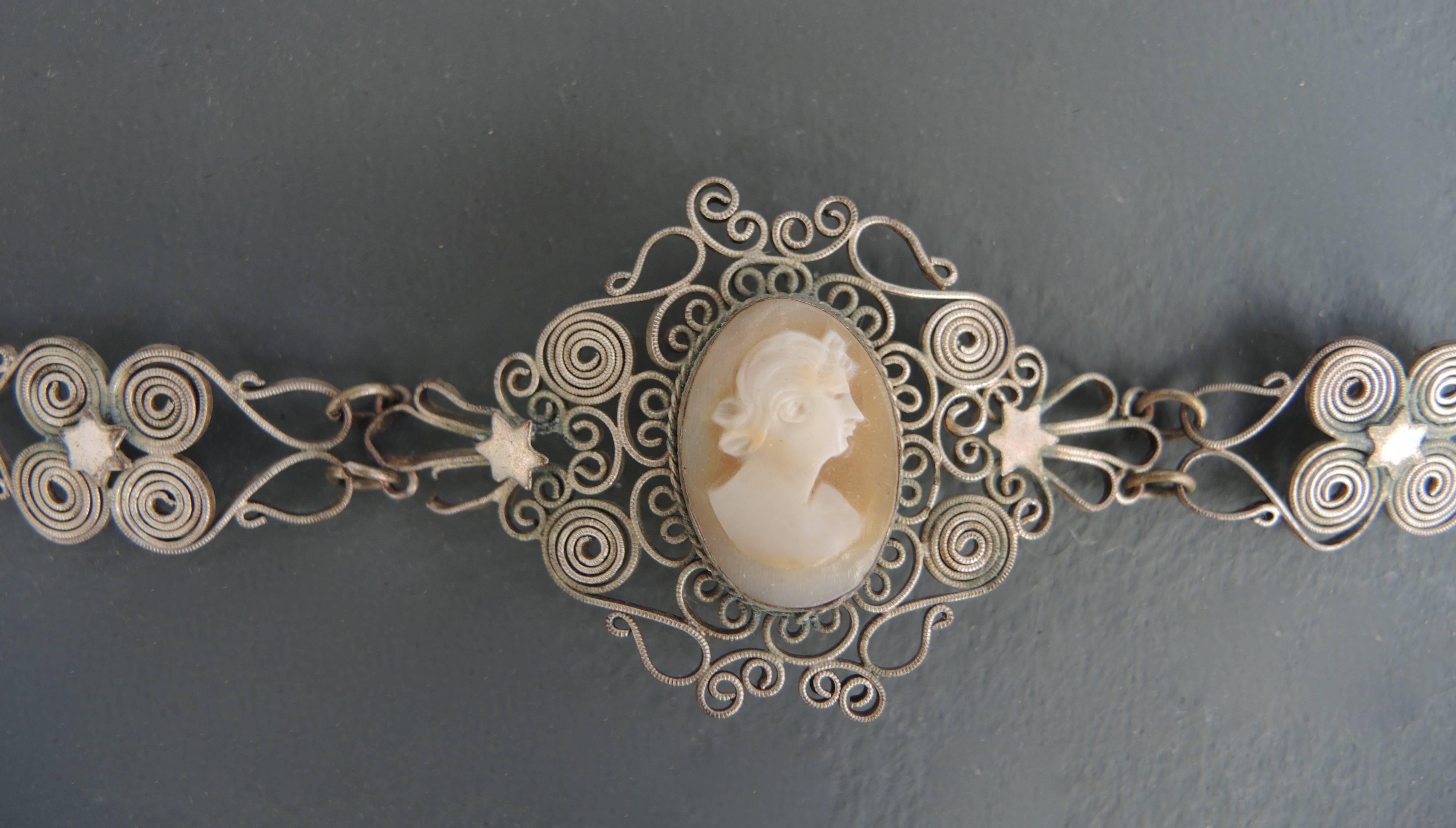 Vintage Italian Filigree Cameo Bracelet In Good Condition For Sale In Antwerp, BE