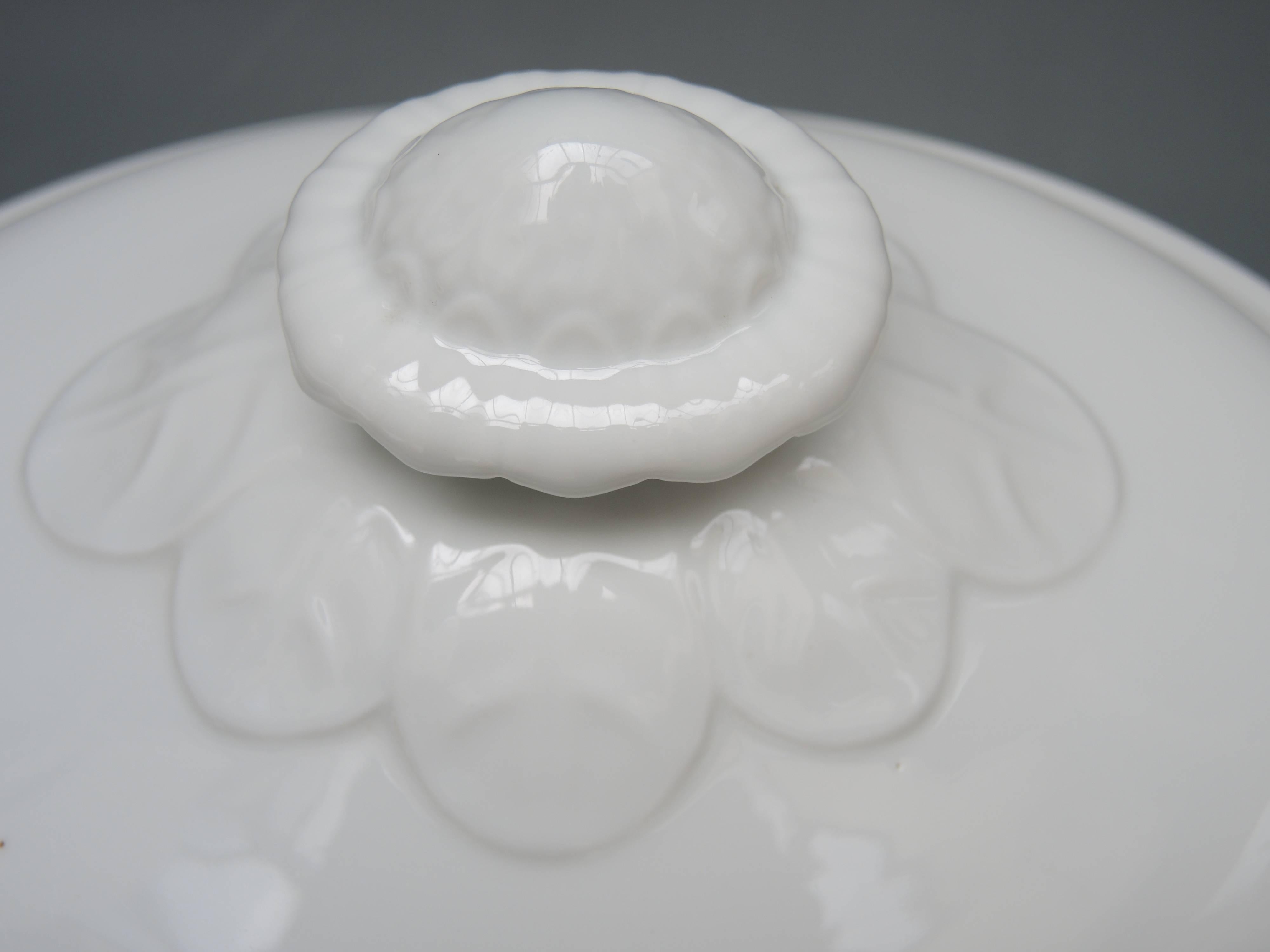 19th Century Belgian Oval White Ironstone Covered Serving Tureen In Good Condition In Antwerp, BE