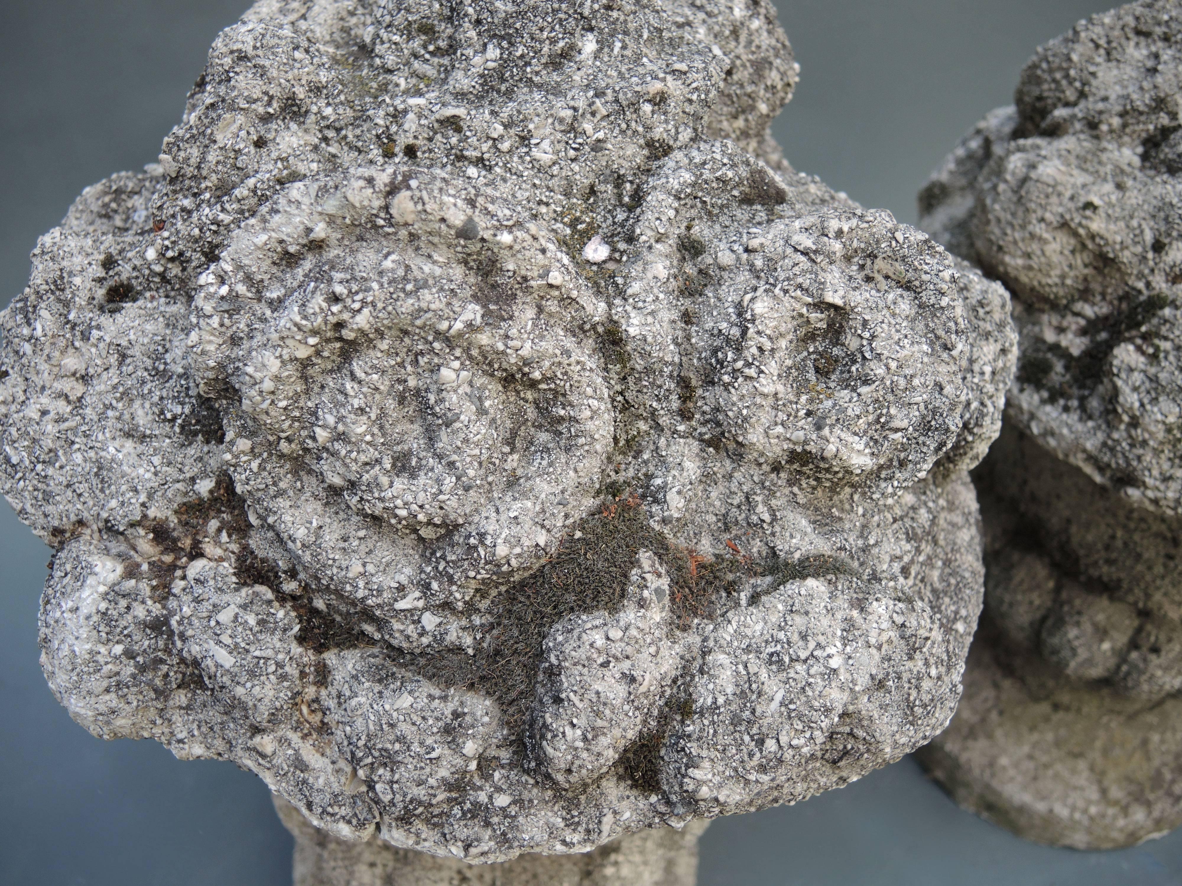 Pair of French Neoclassical Style Cast Stone Urns with Flowers In Good Condition For Sale In Antwerp, BE