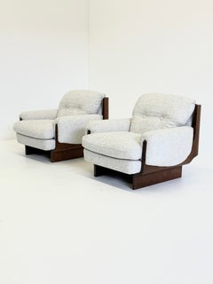 Beautiful Italian vintage armchair from the mid-century period, executed in a di