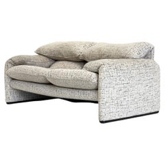 Cassina Maralunga 2-seater sofa by Vico Magistretti off-white with subtle patter