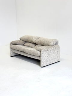 Cassina Maralunga 2-seater sofa by Vico Magistretti off-white with subtle patter