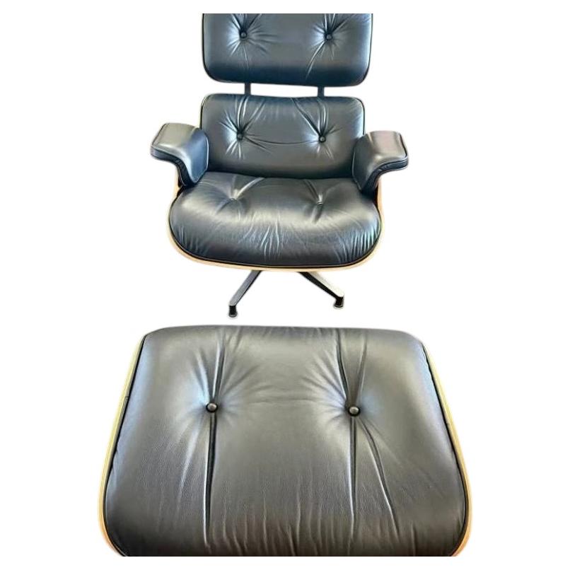 Eames-Loungesessel Ottoman