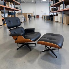 Sillón Eames Lounge Chair y otomana de Herman Miller – Cuero negro – Edición 2022