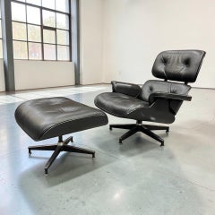 Anni '50: poltrona alta Eames e poggiapiedi di Herman Miller – Pelle nera