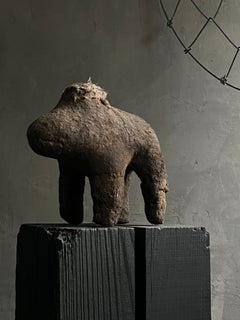 Mali, 20. Jahrhundert: Bamana-Boli-Kraftgegenstand mit Opferfedern・primitiv