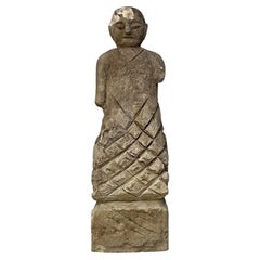 Sculpture brutaliste japonaise en pierre taillée représentant le bodhisattva Jizo / Objet zen wabi-sabi