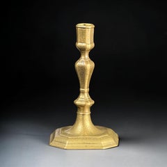 Candelabro barocco in ottone inciso, prima metà del XVIII secolo, 7,3 pollici