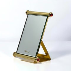 Miroir de table de bijoutier vintage Chopard à hauteur réglable, en métal doré et cabochons rouges