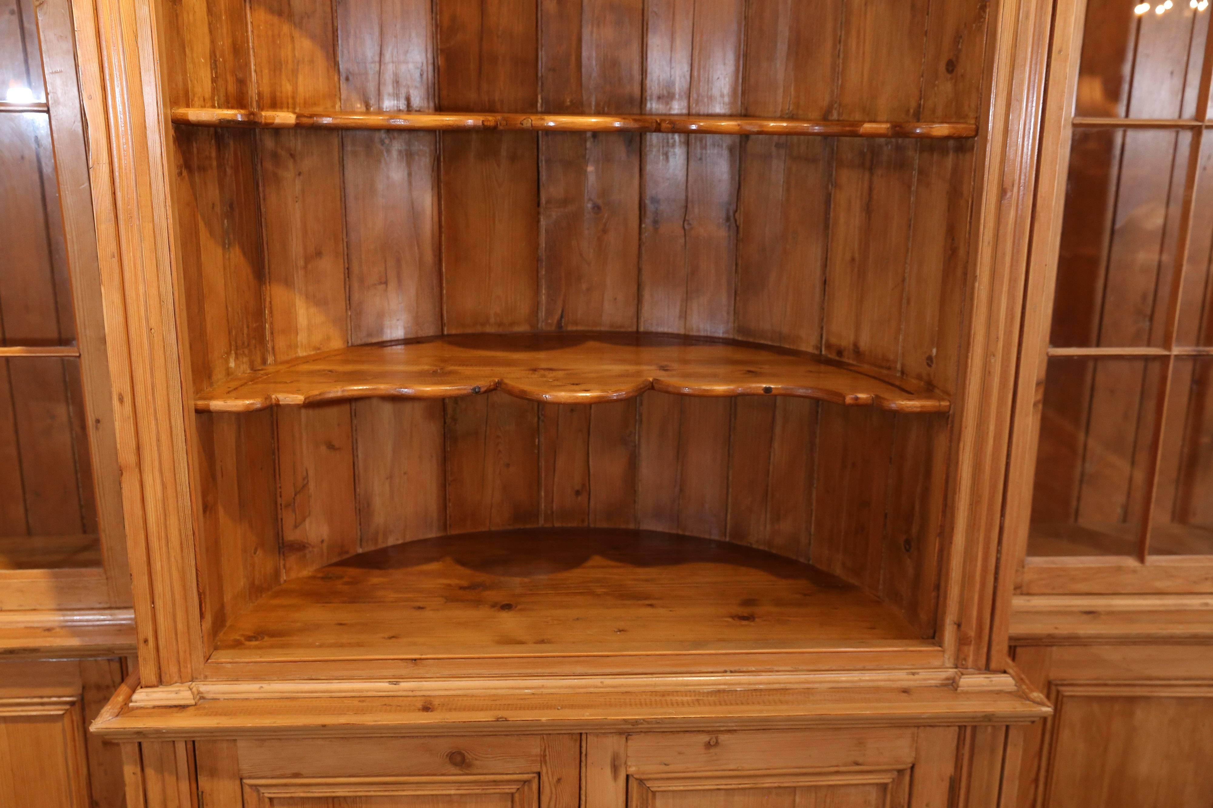English Pine Bookcase and Display Cabinet In Excellent Condition In Houston, TX