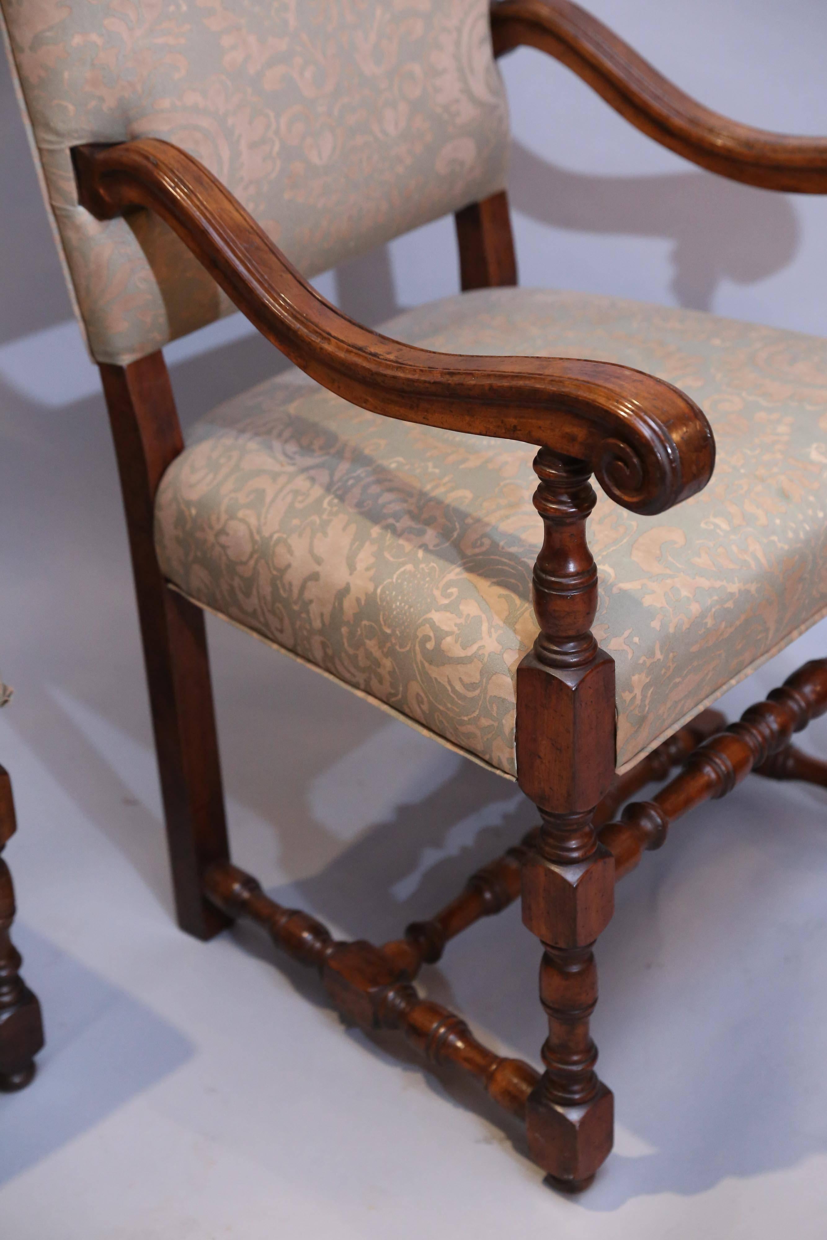 Set of Eight French Louis XIV-Style Walnut Dining Chairs Upholstered in Fortuny im Angebot 1