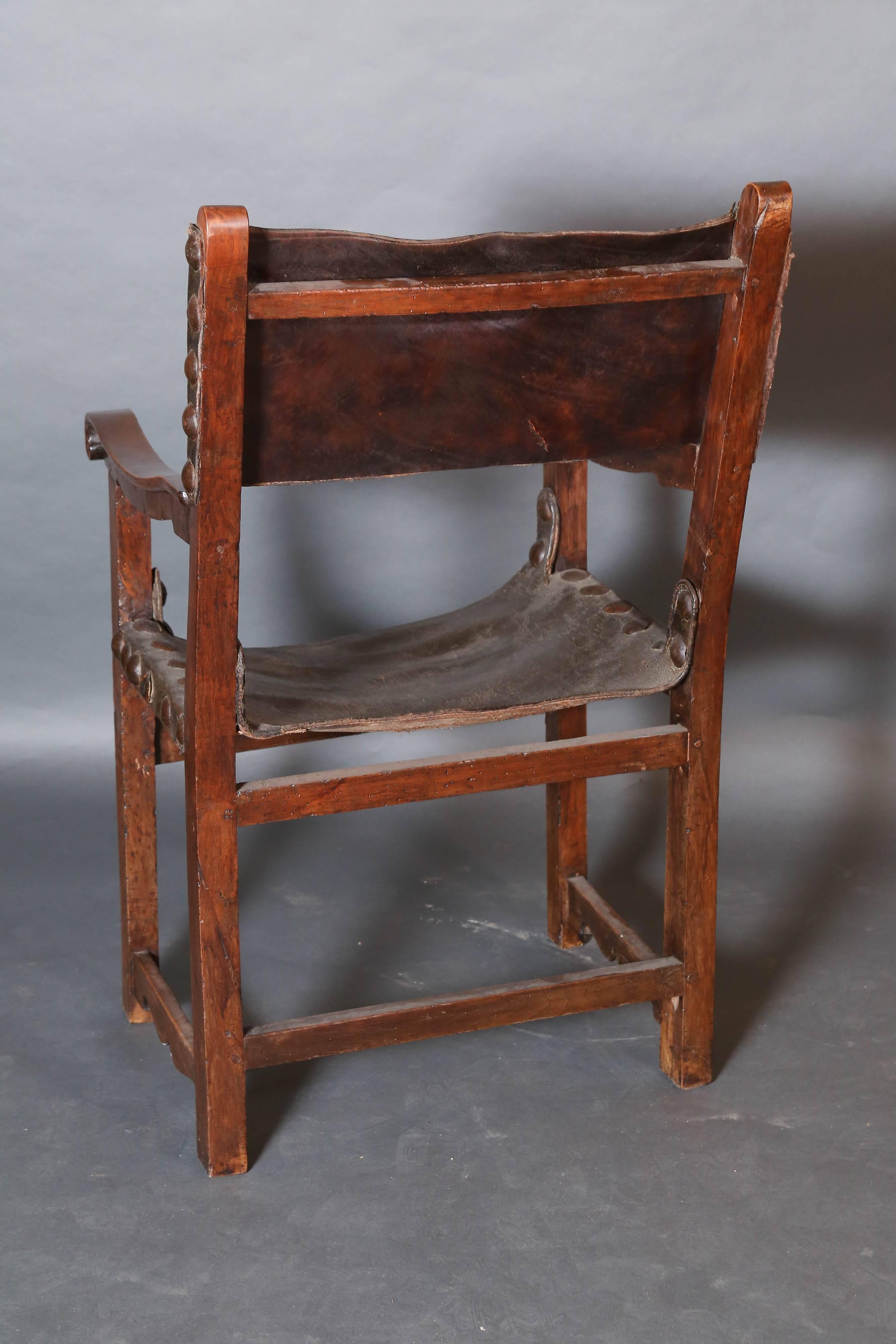 Two 17th Century Spanish Oak and Leather Renaissance Armchairs For Sale 4