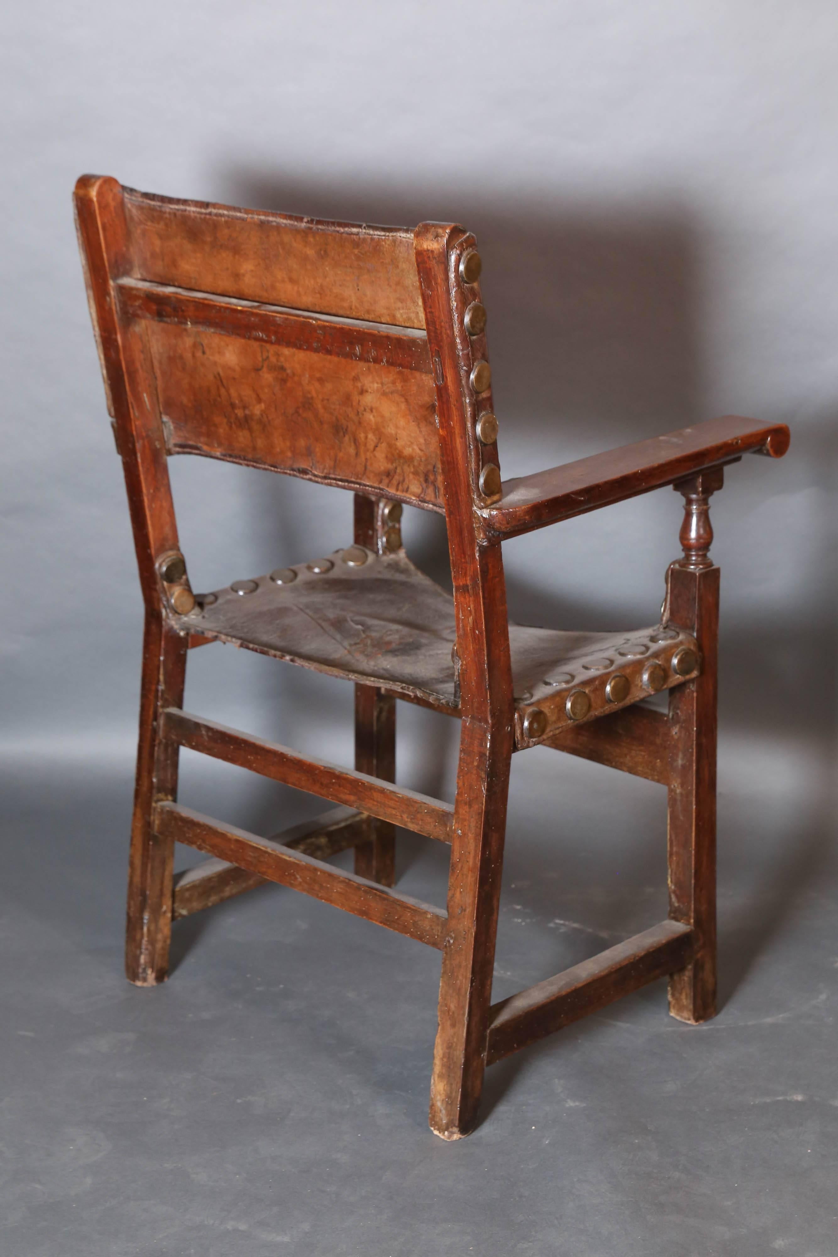 Two 17th Century Spanish Oak and Leather Renaissance Armchairs In Distressed Condition For Sale In Houston, TX