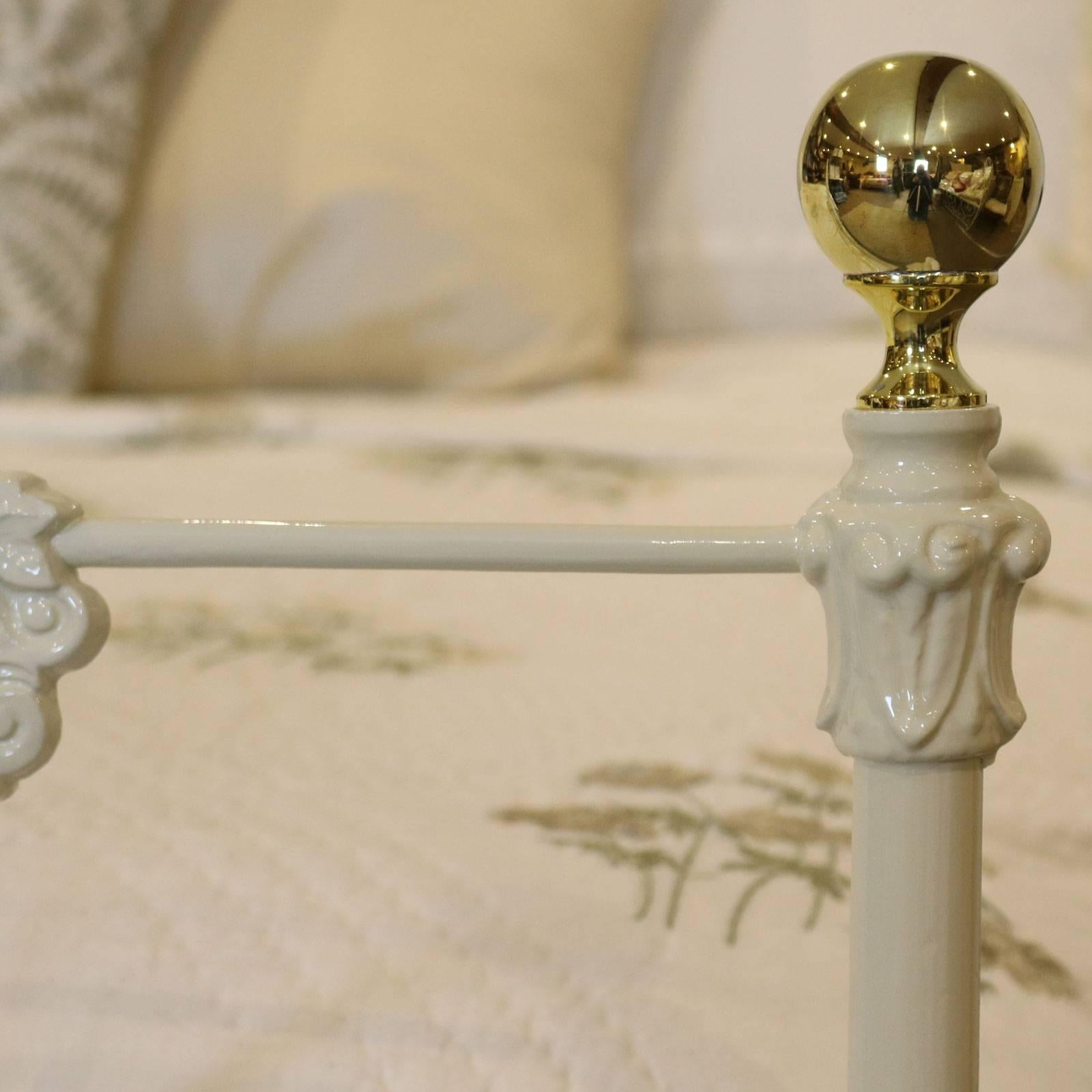 Mid-Victorian Cast Iron Bed In Excellent Condition In Wrexham, GB