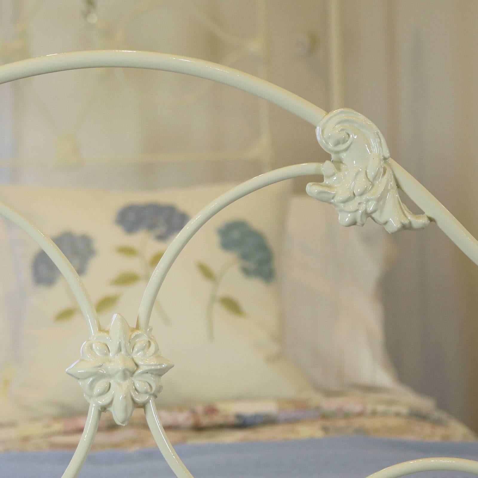 Mid-Victorian Cast Iron Single Bed In Excellent Condition In Wrexham, GB