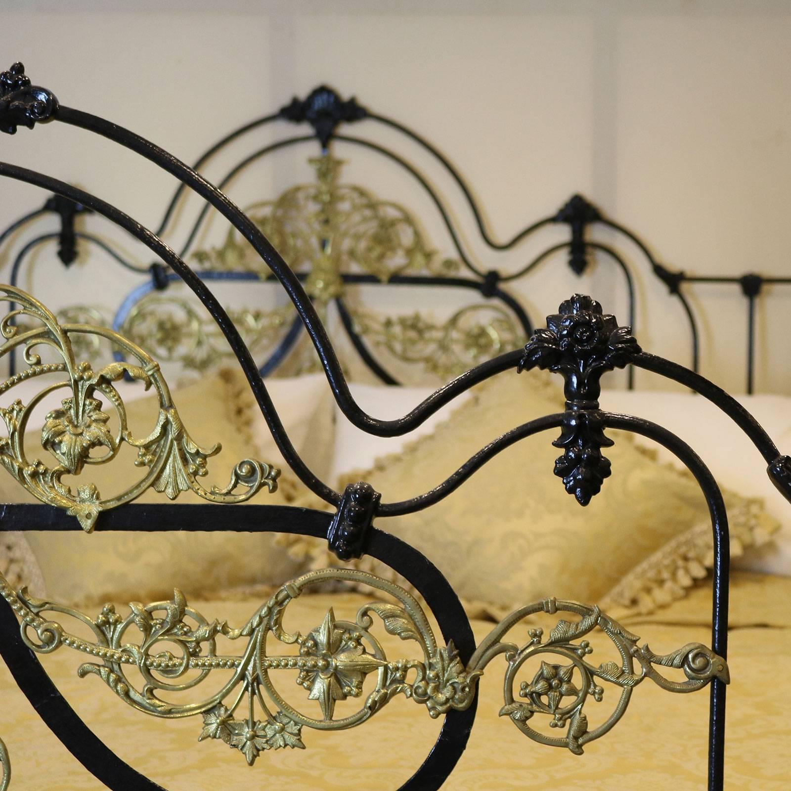 Wide Decorative Cast Iron Bed - MSK28 In Excellent Condition In Wrexham, GB
