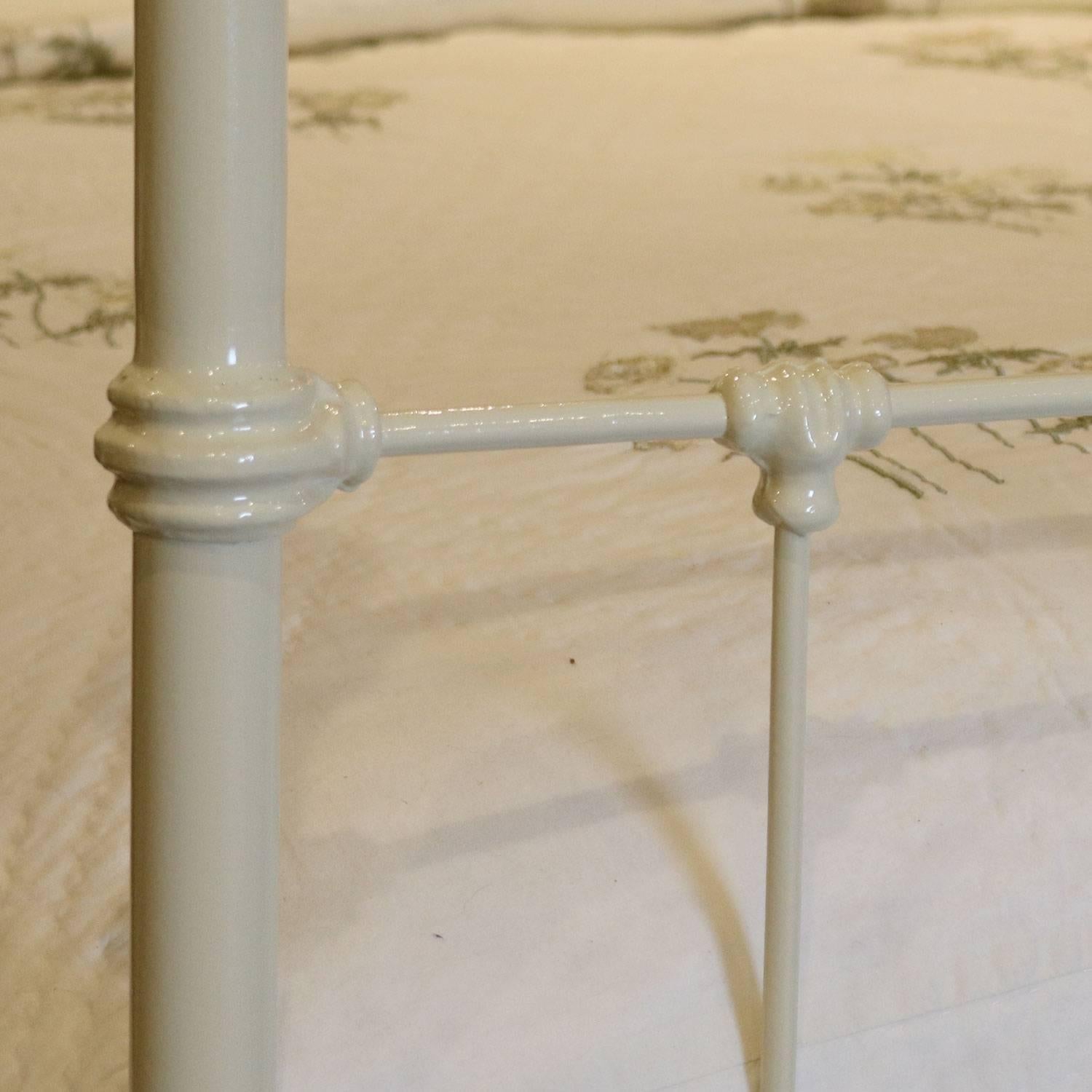 Brass and Iron Bed in Cream, MK94 In Excellent Condition In Wrexham, GB