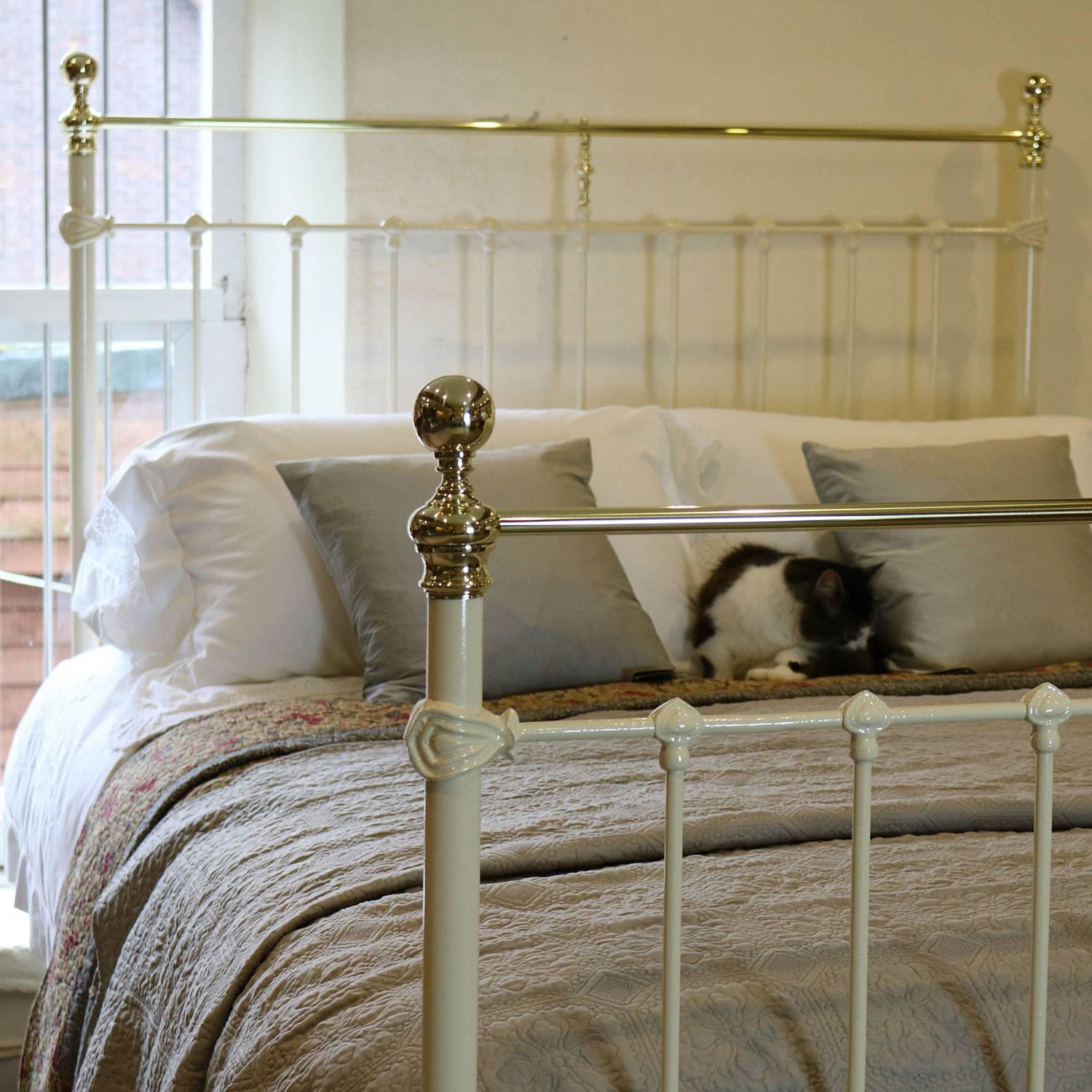 Brass and Iron Bed in Cream MK114 In Excellent Condition In Wrexham, GB