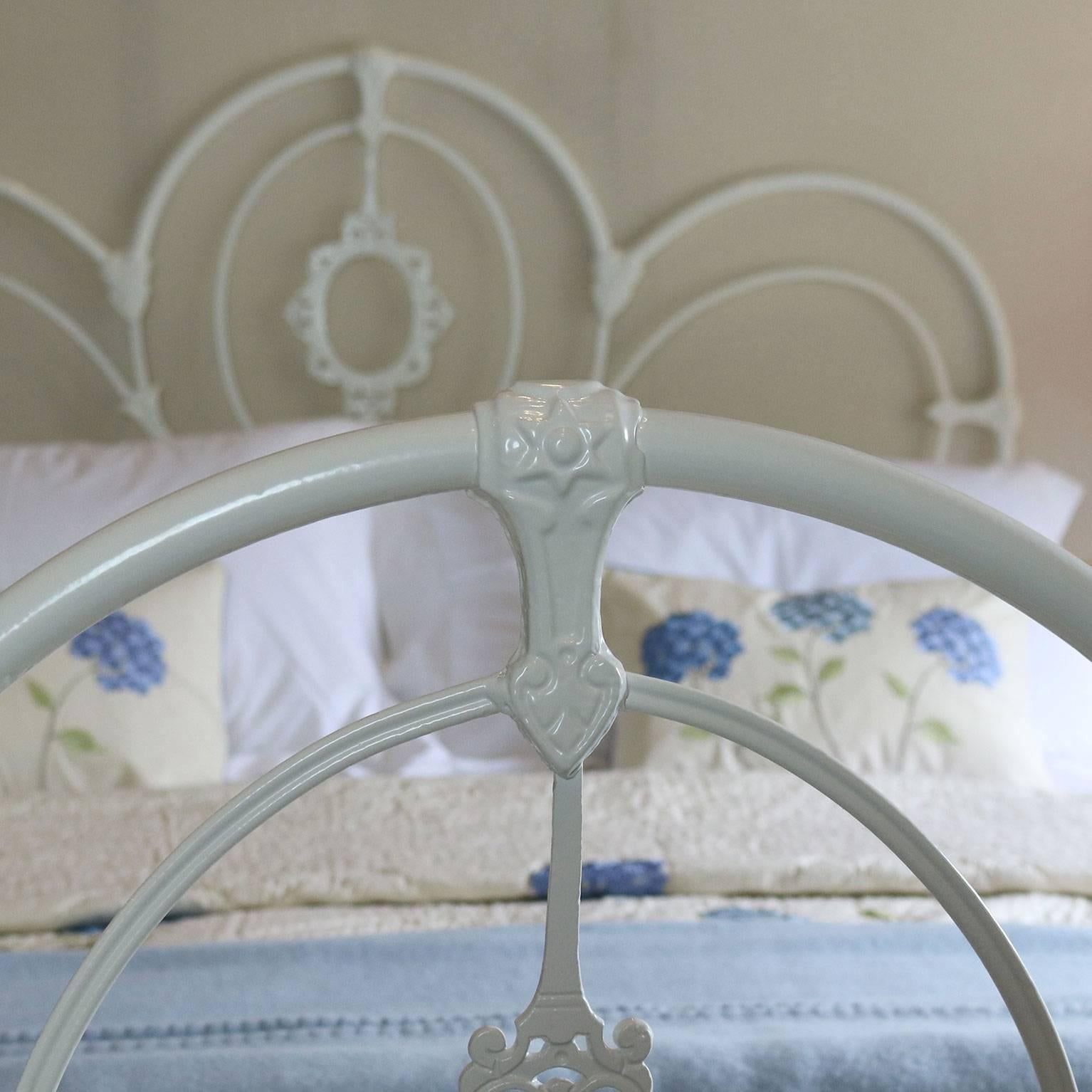 Cast Iron Bed in White MK116 In Excellent Condition In Wrexham, GB
