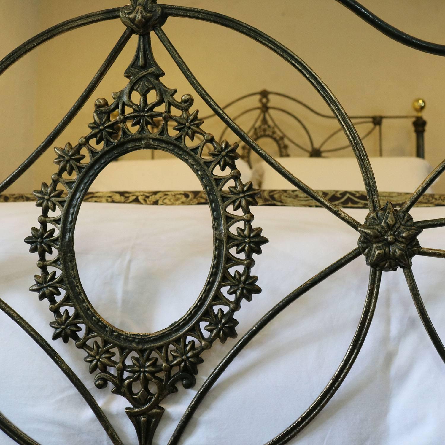 Cast Iron Bed finished in Green with Gold Highlighting MK118 In Excellent Condition In Wrexham, GB