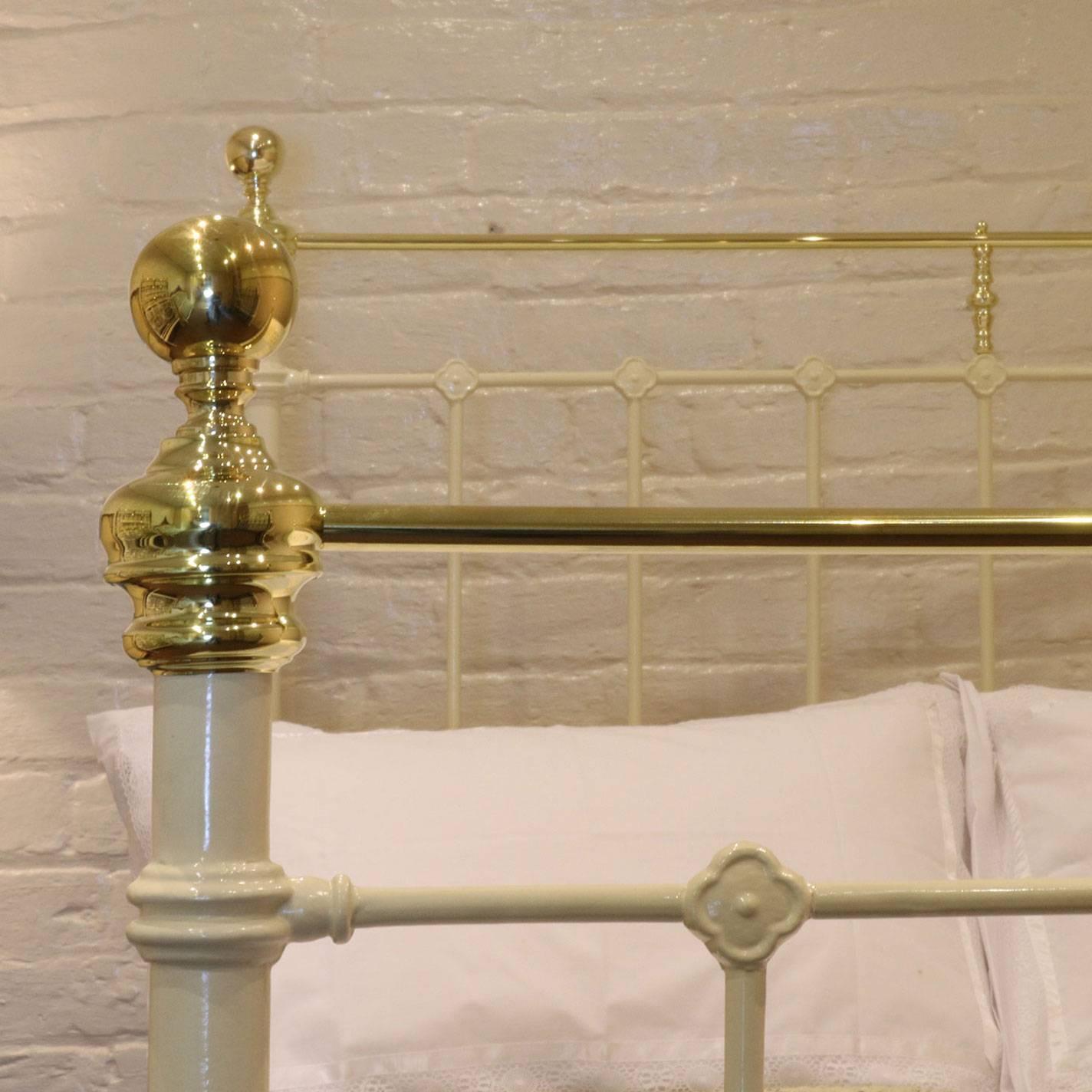 Cream Cast Iron and Brass Bed MD53 In Excellent Condition In Wrexham, GB