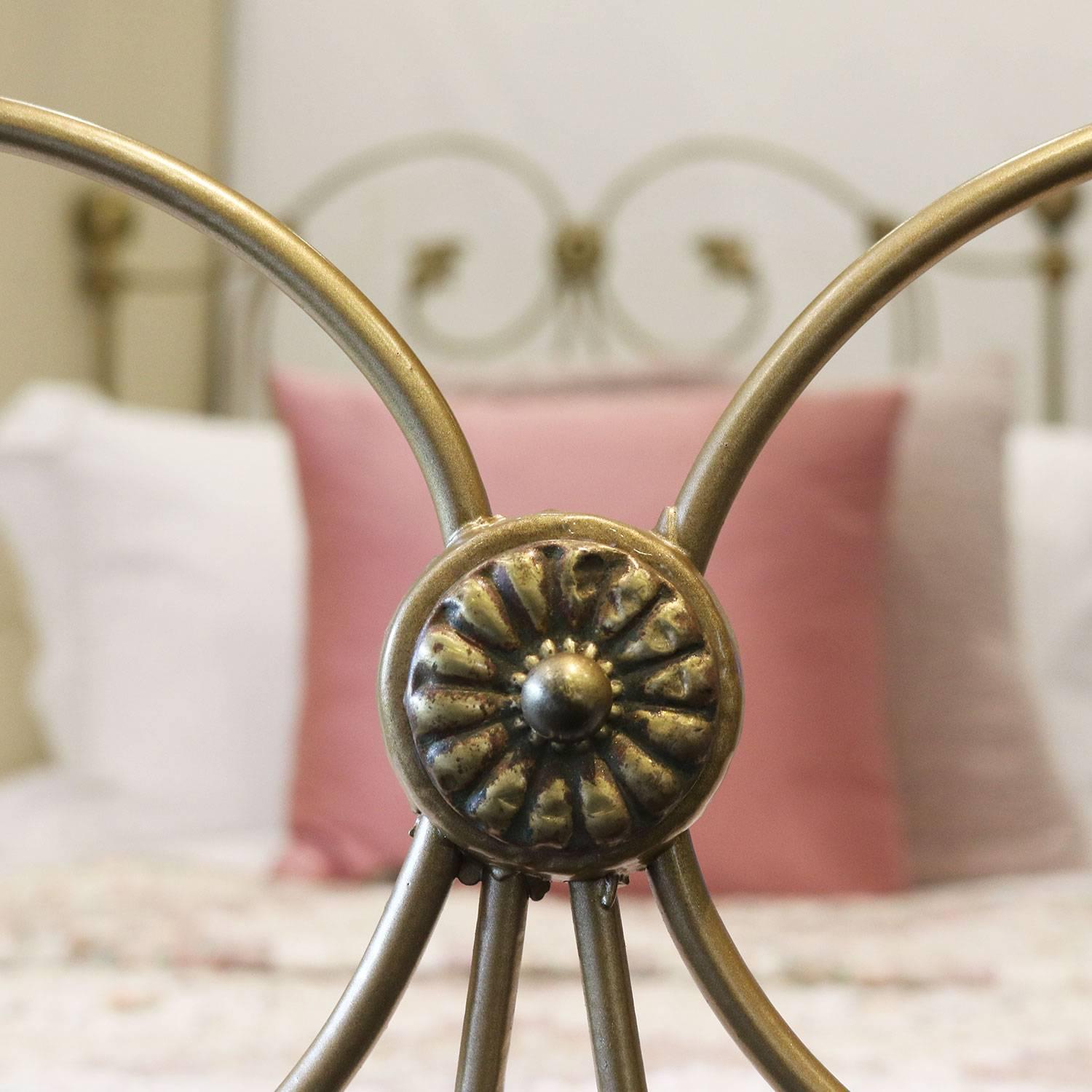 Single Gold Cast Iron Bed MS26 In Excellent Condition In Wrexham, GB