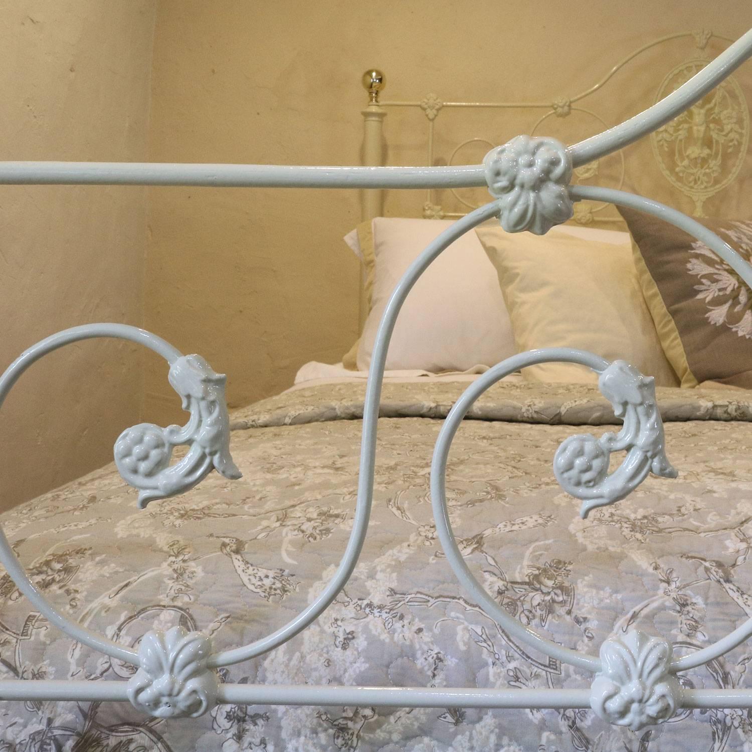 European Fine Cast Iron Bed with Cherub Decoration Mk120