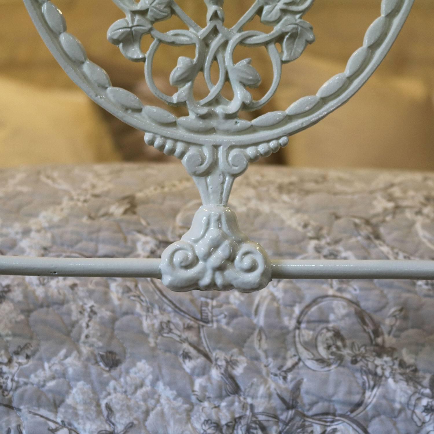 Fine Cast Iron Bed with Cherub Decoration Mk120 In Excellent Condition In Wrexham, GB