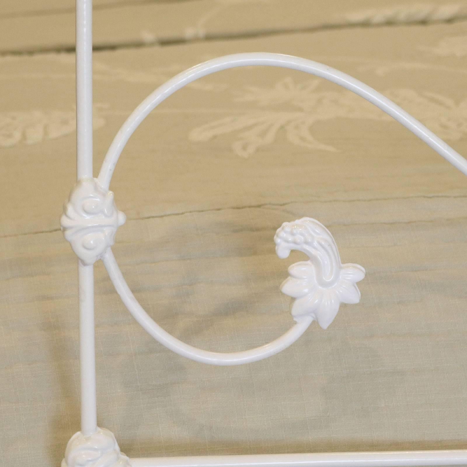 Mid-Victorian Cast Iron Bed in White In Excellent Condition In Wrexham, GB