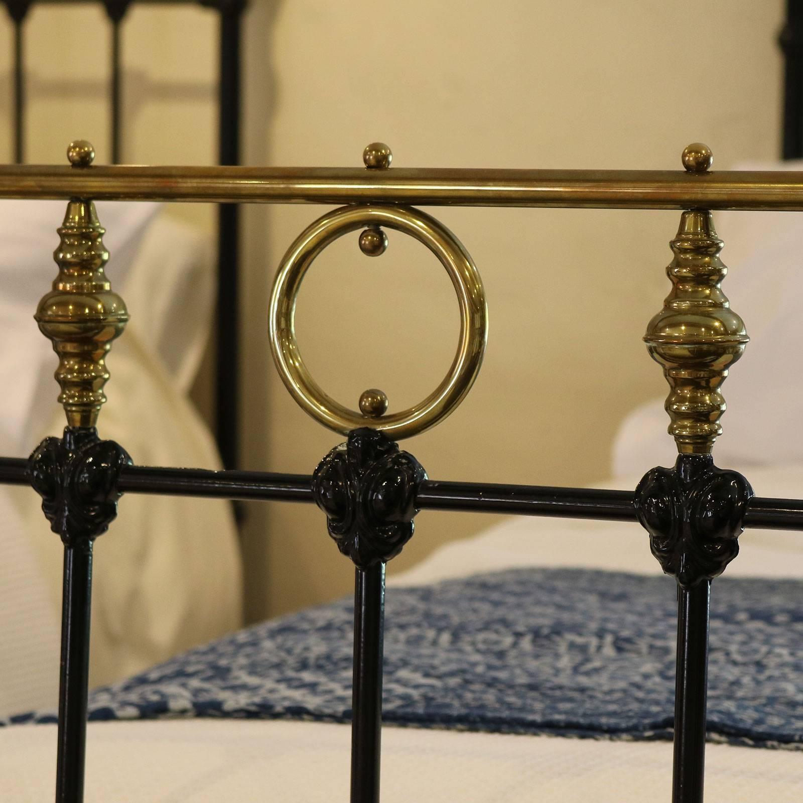 Matching Pair of Twin Brass and Iron Beds In Excellent Condition In Wrexham, GB