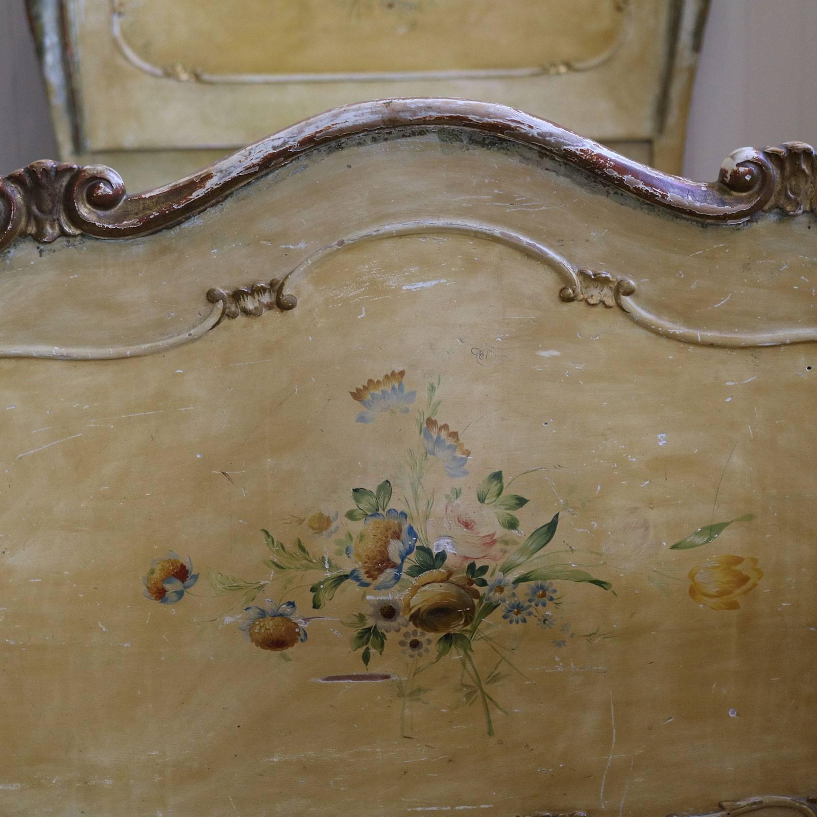 Single Italian Rococo Painted Bed In Distressed Condition In Wrexham, GB