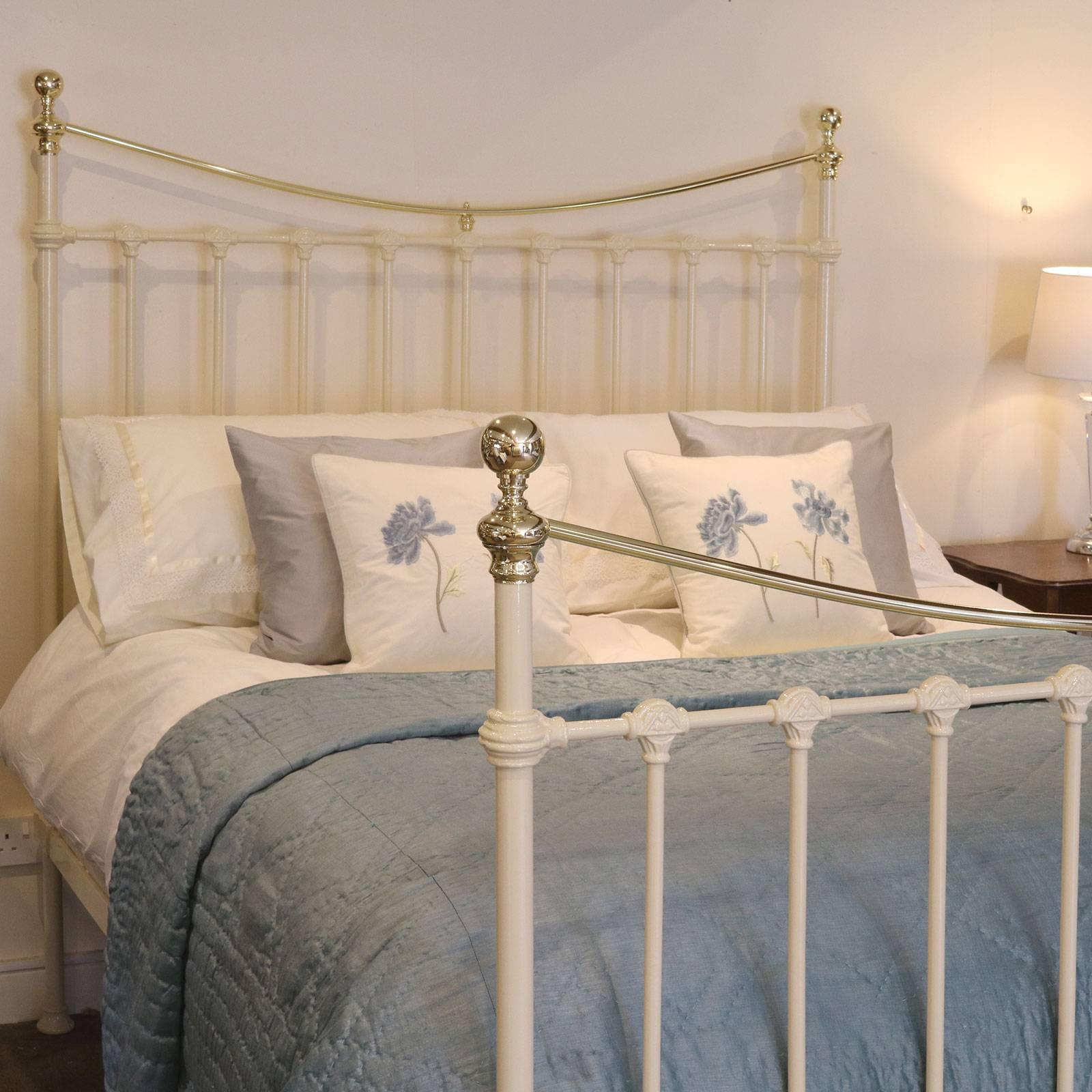 Cream Brass and Iron Bed MK100 In Excellent Condition In Wrexham, GB