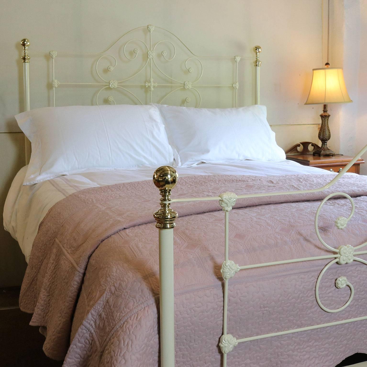 Cast Iron and Brass Bed MK111 In Excellent Condition In Wrexham, GB