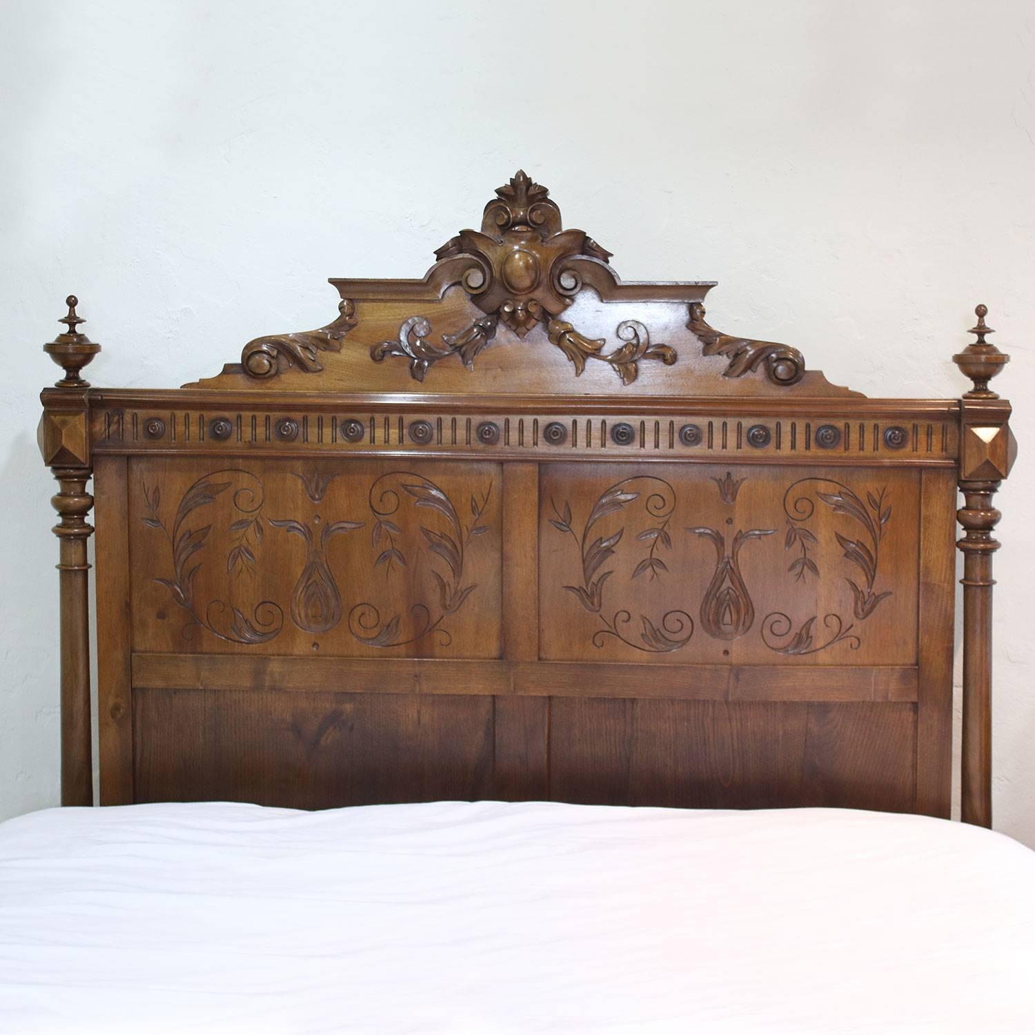 Carved Walnut Renaissance Style Bed, WK88 In Excellent Condition In Wrexham, GB