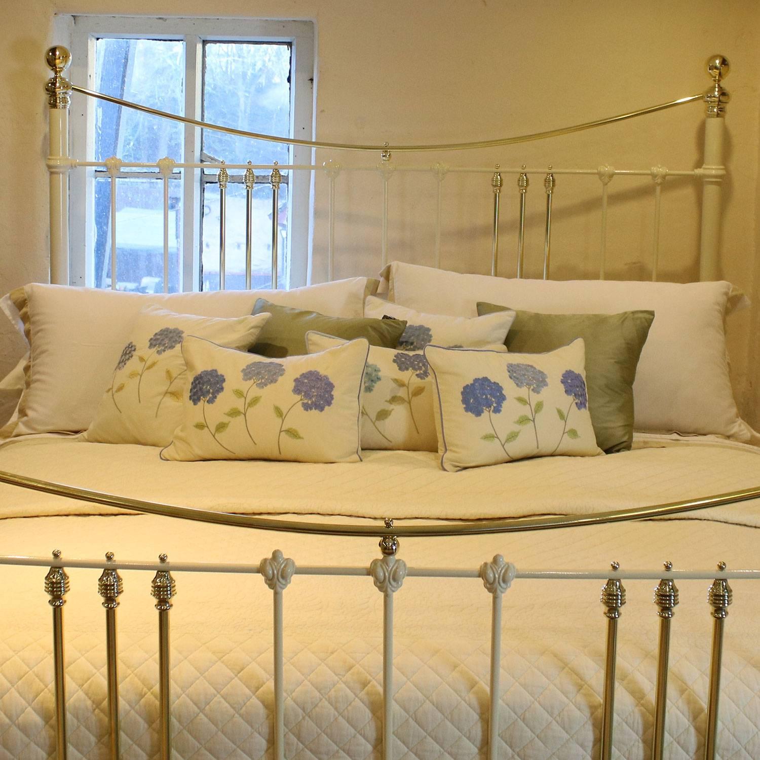 Wide Cast Iron and Brass Bed in Cream, MSK43 In Excellent Condition In Wrexham, GB