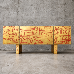 Ligne Rouge – handgefertigter, mit Messing verkleideter Schrank, Innenseite rot lackiert, individuell anpassbar.