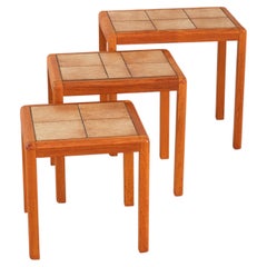 Tavolini impilabili in teak in stile moderno danese, con piani in piastrelle di ceramica, stile anni '60