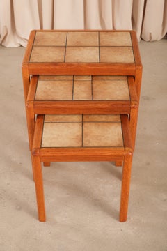 Tavolini impilabili in teak in stile moderno danese, con piani in piastrelle di ceramica, stile anni '60