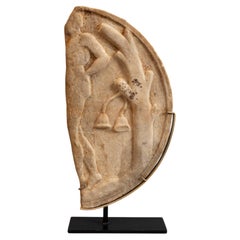 Fragment eines Oscillums. Antikes Rom, 1.–2. Jahrhundert n. Chr. Marmor. 38 cm.