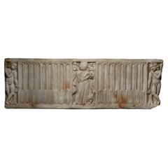 Panel frontal de un sarcófago. Roma antigua, siglo III d. C. Mármol. 114 cm de largo.