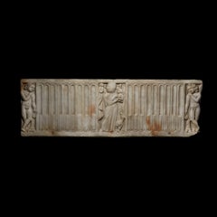 Panel frontal de un sarcófago. Roma antigua, siglo III d. C. Mármol. 114 cm de largo.