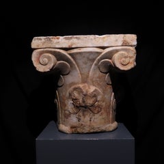 Capital. Islamic, 16th century. Marble. 31 cm height.
