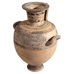 Hadra-Hydria (Wasserkrug). Altgriechisch, 3. Jahrhundert v. Chr. Keramik. 40,5 cm.