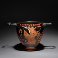 Skyphos. Ancient Greece, 4th century BC. Pottery. 10.6 cm high.